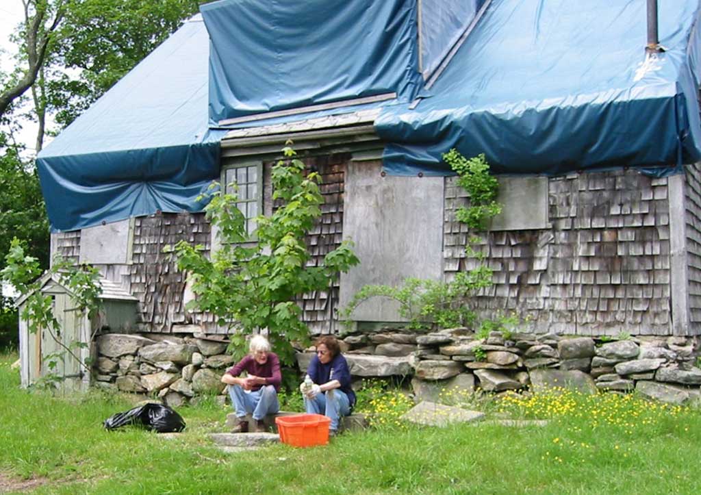 Volunteer clean-up Akin House